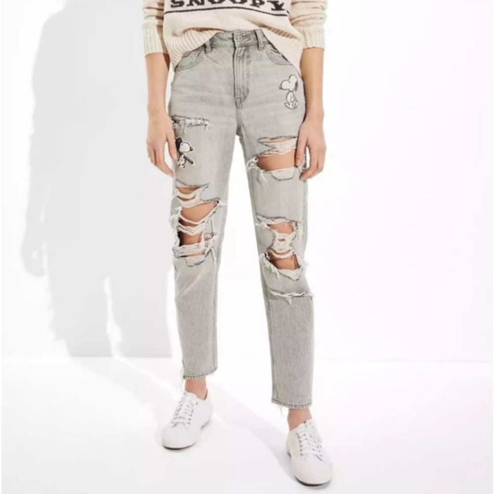 American Eagle x Snoopy Ripped High Waisted Mom Jeans Size 2